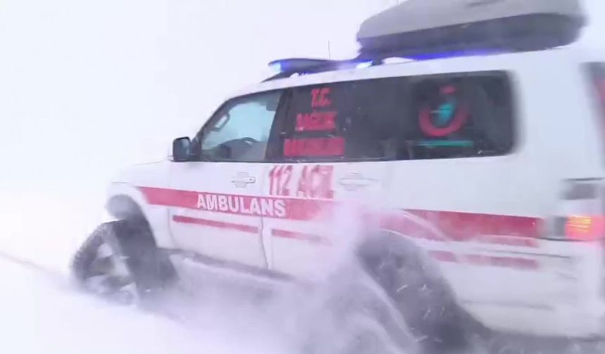 Amasya Taşova’da Yoğun Kar Nedeniyle Paletli Ambulans Seferber Edildi
