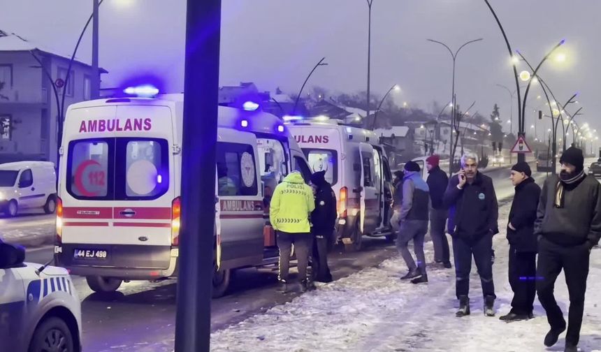 Malatya'da buzlanma kazası: İşçi servisi alt yola devrildi, 6 yaralı