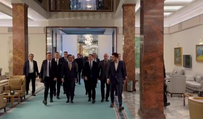 Özgür Özel’den Emekli Zammına Sert Tepki: "Dağ Fare Doğurdu, Çocuğa Harçlık Verir Gibi!"