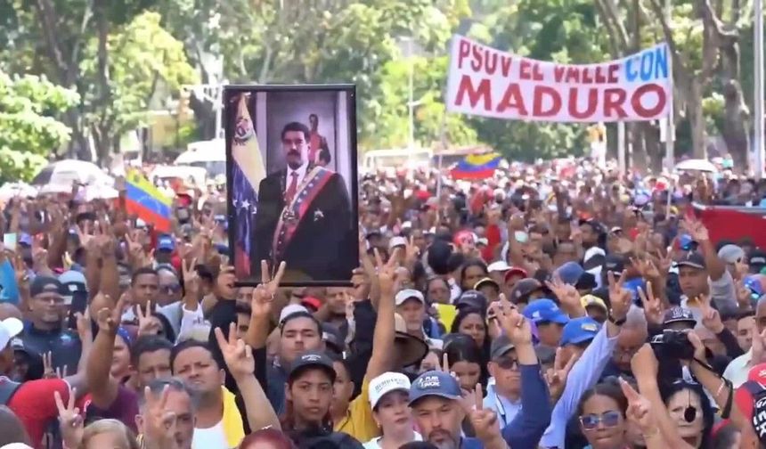Venezuela’da ABD’ye Öfke Sokaklara Taştı: Binlerce Genç Maduro ve Eşi İçin Yürüdü