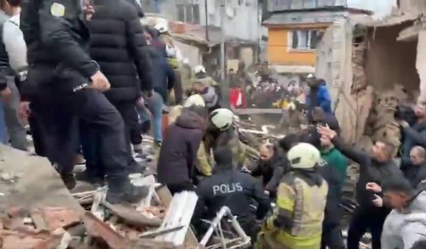İstanbul Fatih'te Korkutan Çökme: Enkaz Altında Kurtarma Çalışmaları Sürüyor!
