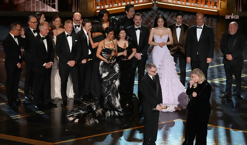 Oscar gecesinde sürpriz sonuçlar ve siyasi mesajlar! Filistin sloganı ve Epstein esprisi geceye damga vurdu