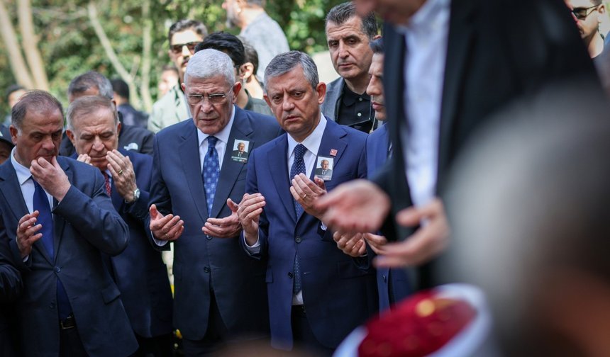 Cindoruk’un Cenazesinde Soğuk Rüzgarlar! Kılıçdaroğlu Özgür Özel’in Elini Sıkmadı: O Anlar Gündem Oldu!