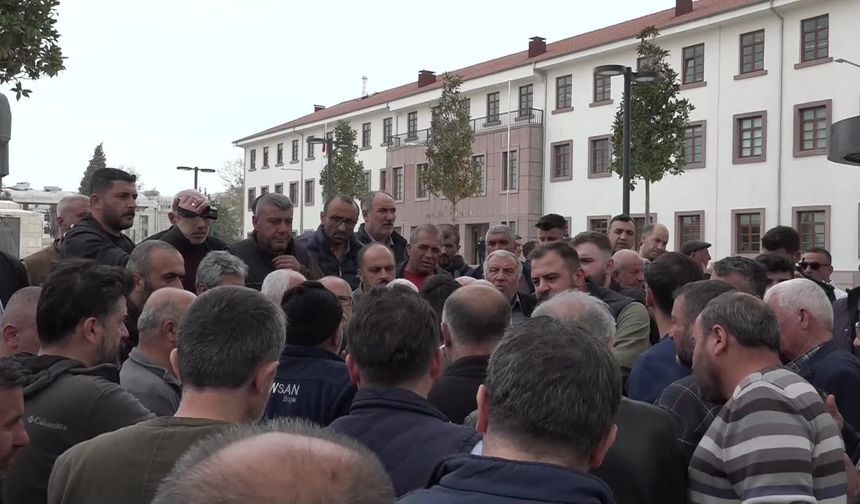 Malatya oto sanayi esnafı valilik önünde toplandı: 'Üç günde çıkın diyorlar, dükkân istiyoruz'