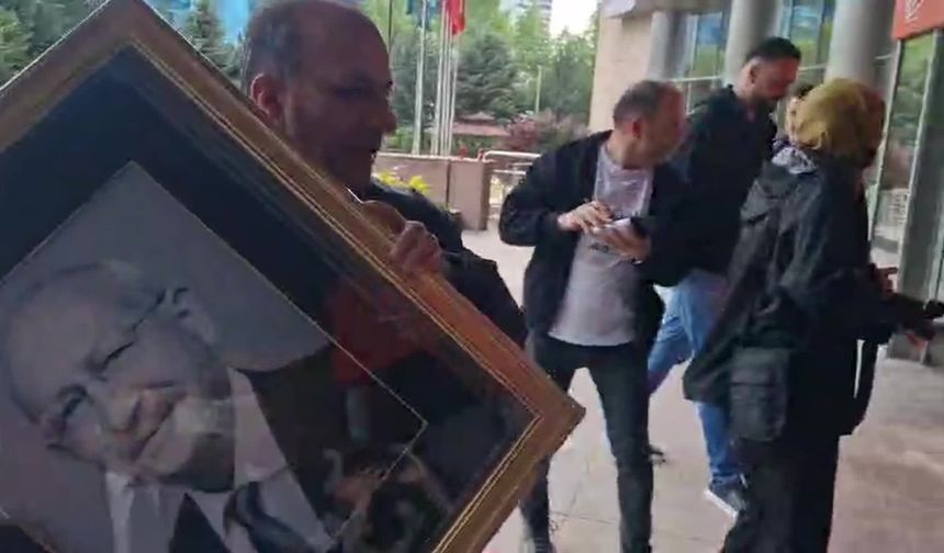 Kemal Kılıçdaroğlu'nun fotoğrafı, CHP Genel Merkezi'ne asıldı