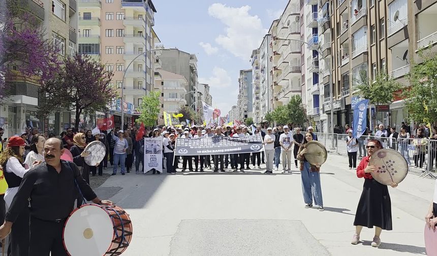 Malatya'da 1 Mayıs yürüyüşü başladı: 'Emek ve Dayanışma Günü' kapsamında kortej miting alanına ilerliyor