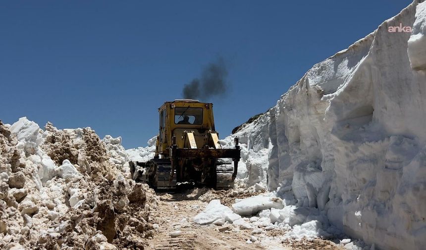 Adıyaman’da 40 Derece Sıcaklıkta Kar Mesaisi: Ulubaba Türbesi Yolu Yeniden Açıldı