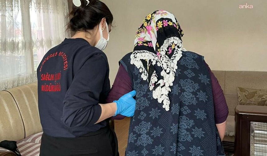 Menderes'in evde bakımı mutlu ediyor
