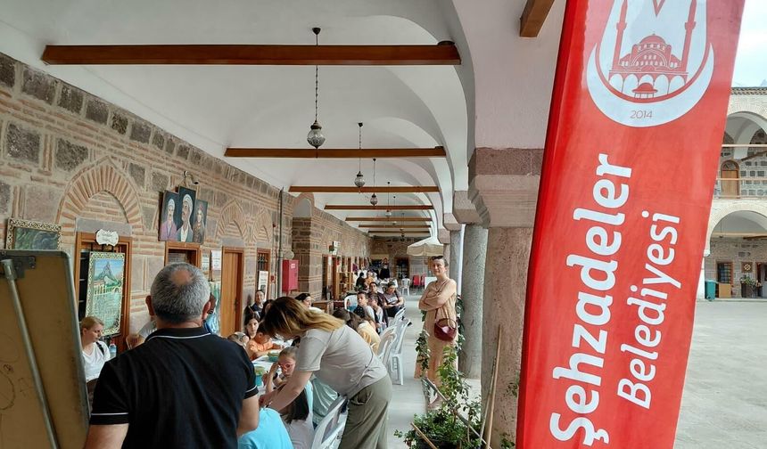 Tarihi Hanın Duvarları Arasında Mucize: 40 Yıllık Usta Genç Yetenekler İçin Fırçasını Gönüllü Sallıyor!