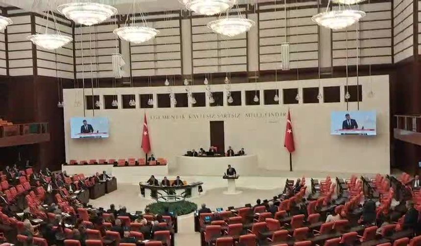 CHP’liler Sıra Kapaklarını Yumrukladı, Meclis Karıştı!
