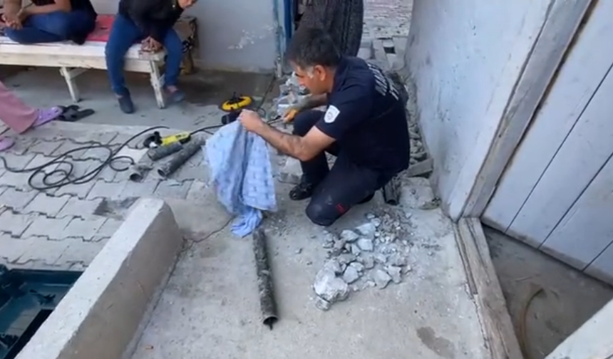Yer Altından Gelen Gizemli Ses İtfaiyeyi Alarma Geçirdi: Ölüm Kapanından Mucize Kurtuluş!