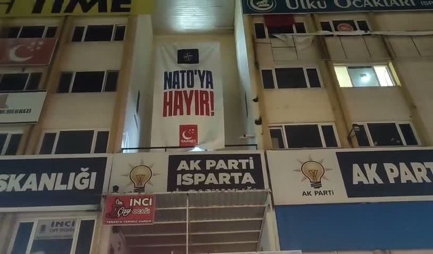 AK Parti Binasında Şoke Eden Pankart: Saadet Partisi’nden Gece Yarısı NATO Hamlesi!