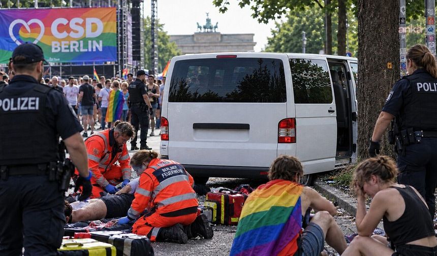 Berlin'de Onur Yürüyüşü'nde Dehşet: Minibüs Kalabalığa Daldı!