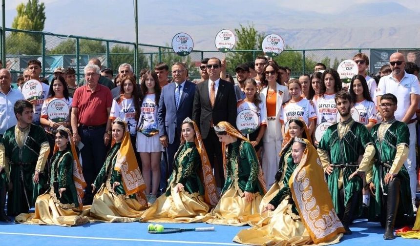 Kortlarda Doğu Rüzgarı Esiyor: Iğdır'da 6. Kayısı Cup Tenis Turnuvası Görkemli Seremoniyle Başladı!