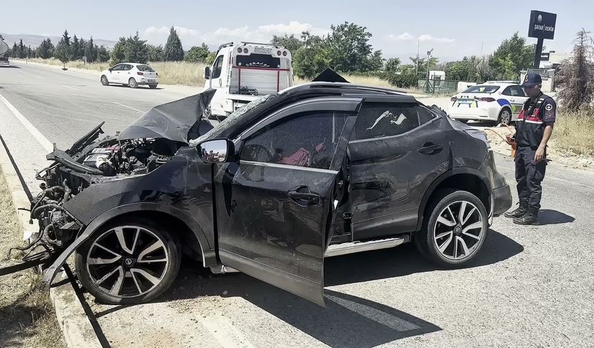 Malatya Havalimanı yolunda feci kaza: Tıra arkadan çarpan otomobil hurdaya döndü