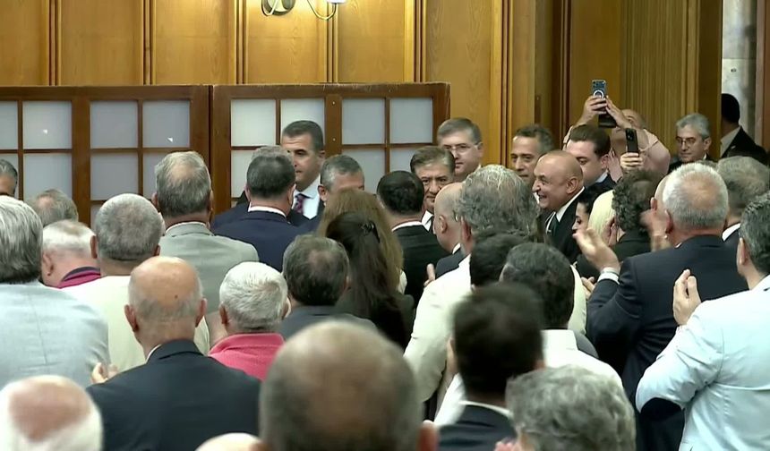 "Sokaktan Kaçanlar Masa Başında Siyaset Yapıyor!" Özgür Özel’den İktidara "Millet Ayakta" Çıkışı!