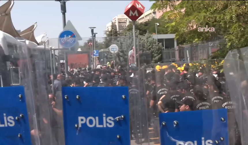 Elazığ Eti Gümüş Madencilerine Ankara'da Polis Engeli: Bakanlığa Yürümek İsteyen İşçiler Gözaltına Alındı!