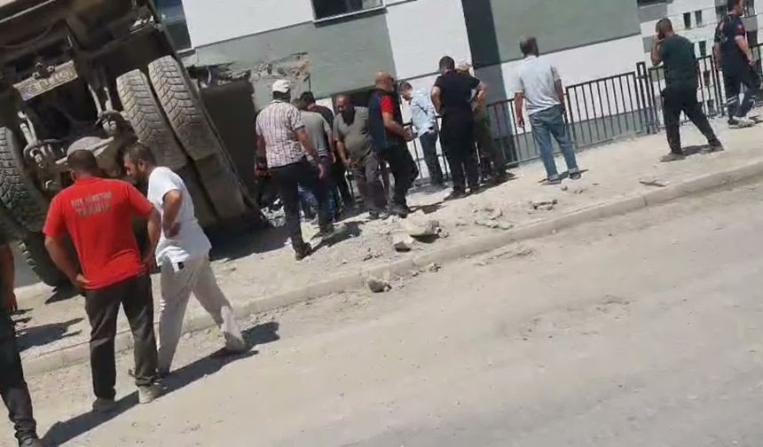 Malatya İkizce TOKİ Konutlarında Dehşet: Freni Patlayan Kamyon Binaya Çaptı, Deprem Sanan Halk Sokağa Döküldü!