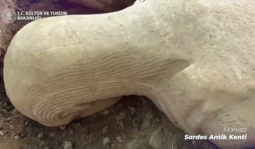 Sardes Antik Kenti'nde Tarihi Keşif: 2 Bin 500 Yıllık Anıtsal Heykel Gün Yüzüne Çıkarıldı!