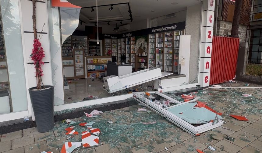 Aniden Bastıran Sağanak ve Şiddetli Fırtına Kenti Vurdu: Ağaçlar Devrildi, Çatılar Uçtu!