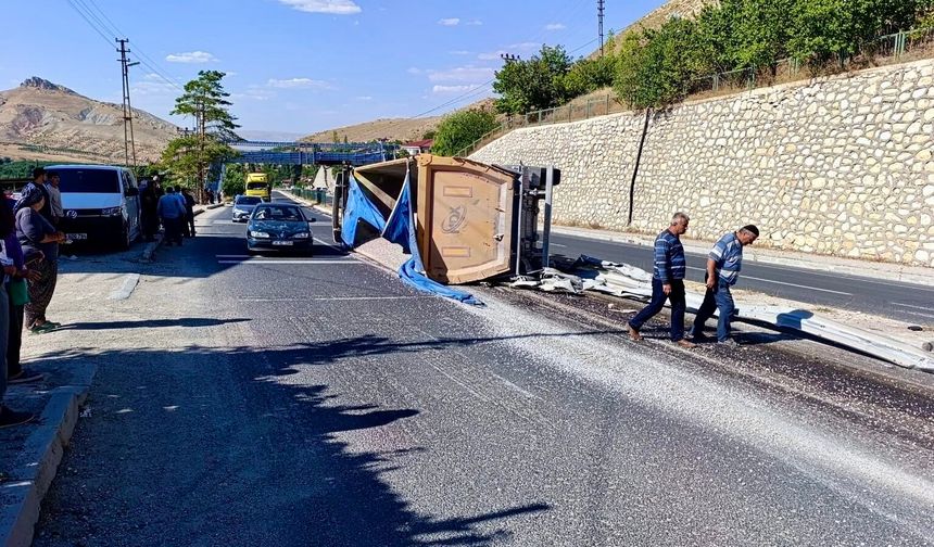 Darende'de Dehşet Anları: Freni Patlayan Kum Yüklü Kamyon Camiye Çarptı!