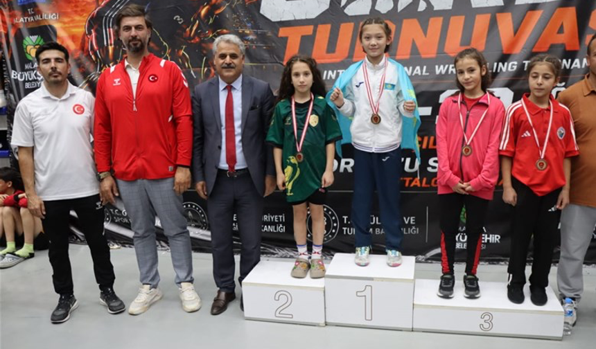 Malatya'da Uluslararası Güreş Heyecanı: 15 Ülkeden 1.019 Sporcu Minderde Ter Döktü