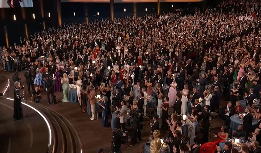 78. Emmy Ödülleri'nde Tarihi Gece: Matthew Rhys Aynı Gecede İki Başrol Ödülü Alarak Rekor Kırdı!