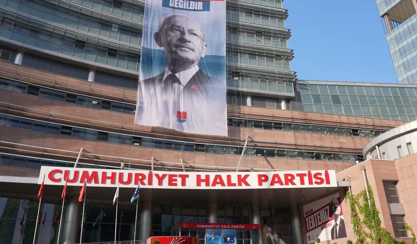 CHP Genel Merkezi Binasına Dikkat Çeken Pankart Asıldı