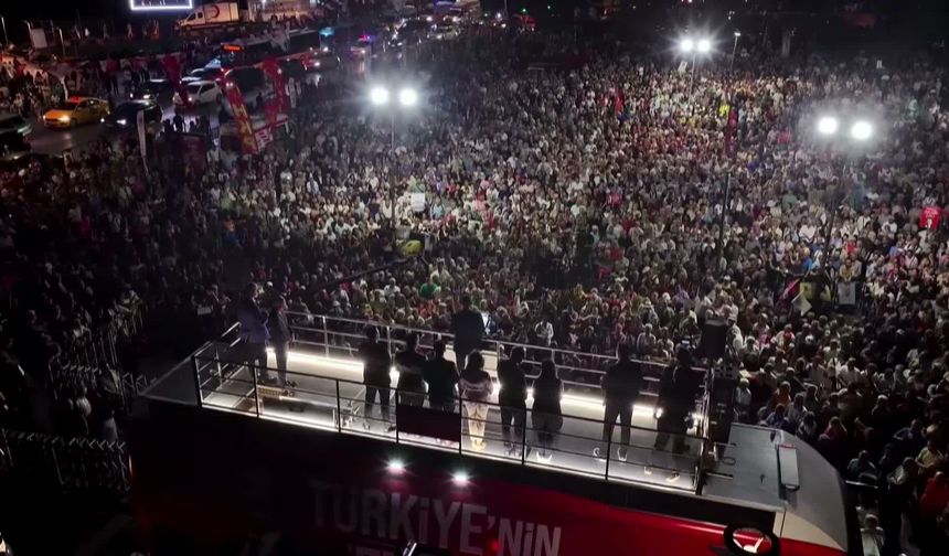 Özgür Özel'den Üsküdar Mitinginde Erken Seçim Çağrısı: "Ayrılıkta Azap Birliktelikte Rahmet Vardır"