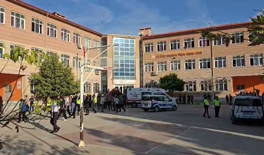 Turgutlu’da lise önünde silahlı olay: Yaralı öğrenciler olduğu ihbarı