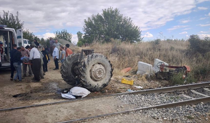 Malatya'da Kaçak Hemzemin Geçitte Tren Kazası: Traktör Sürücüsü Yaralandı