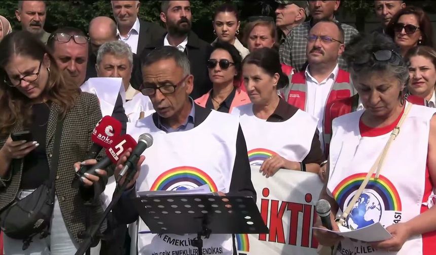 Emeklilerden Bütçe Görüşmeleri Öncesi Ankara Yürüyüşü: "Siz Giyin" Diyerek Kefen Fırlattılar