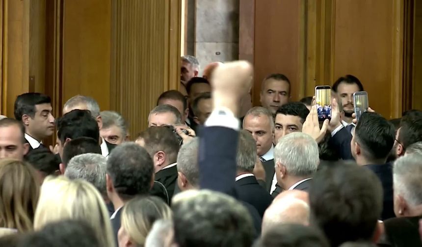 Kılıçdaroğlu'ndan TBMM Grubunda Sert Mesajlar: "Eğer Gazeteci Tutuklanıyorsa Demokrasi Yara Alıyor"