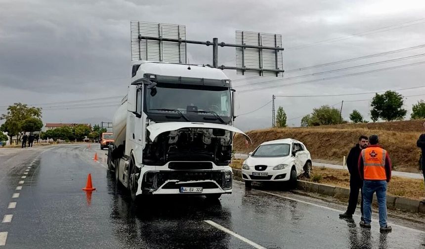 Doğanşehir'de Tır ile Otomobil Çarpıştı: 3 Yaralı