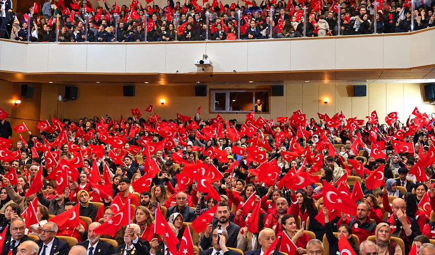 Malatya’da 29 Ekim coşkusu salona sığmadı: Yağış ihtimali nedeniyle resmi geçit iptal edildi