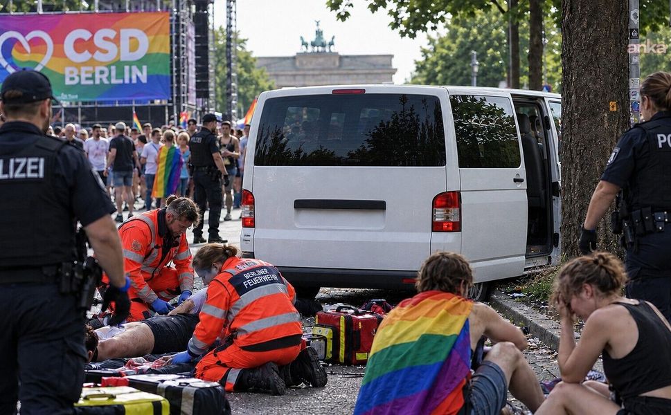 Berlin'de Onur Yürüyüşü'nde Dehşet: Minibüs Kalabalığa Daldı!