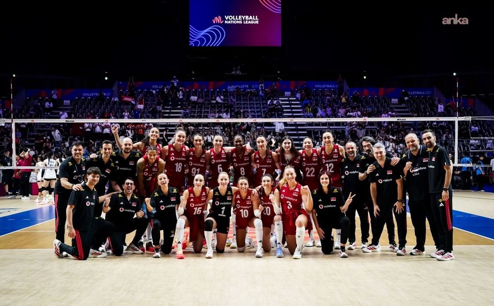 Filenin Sultanları Finalde: Çin'i 3-0 Deviren A Milli Kadın Voleybol Takımı Şampiyonluk İçin Sahaya Çıkıyor!