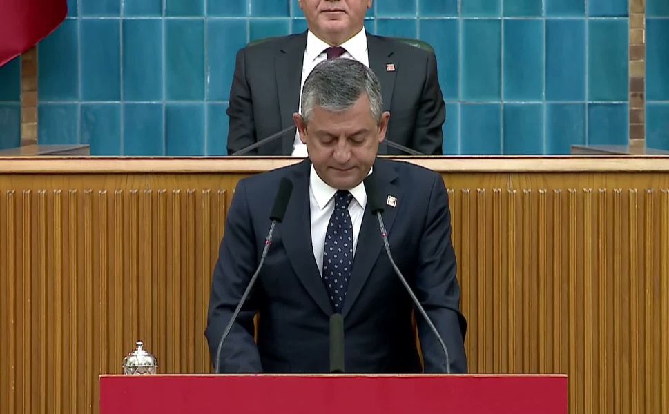 "Partinin Adı ve Logosu Değişir Ama Bizi Bölüp Parçalayamazlar": Özgür Özel’den Veda Tadında Tarihi Çıkış!