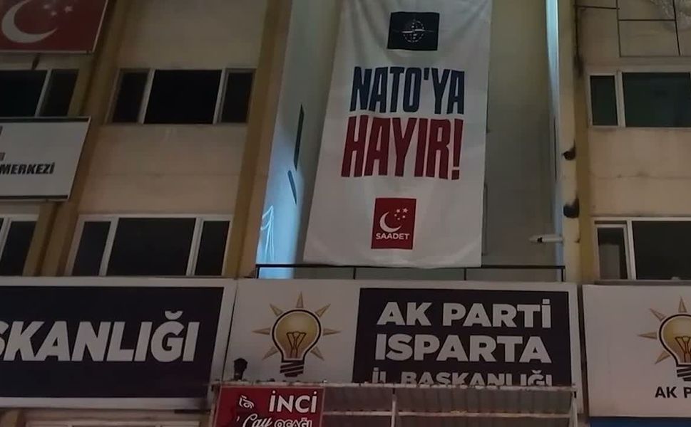 Saadet Partisi'nden valiliğe şok dava: 'NATO'ya hayır' pankartının cezası yargıya taşınıyor!