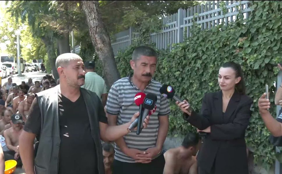 Madencilerden Bakanlık Önünde Çıplak Ayaklı Eylem: "İşçinin Hakkını Ödeyeceksiniz!"