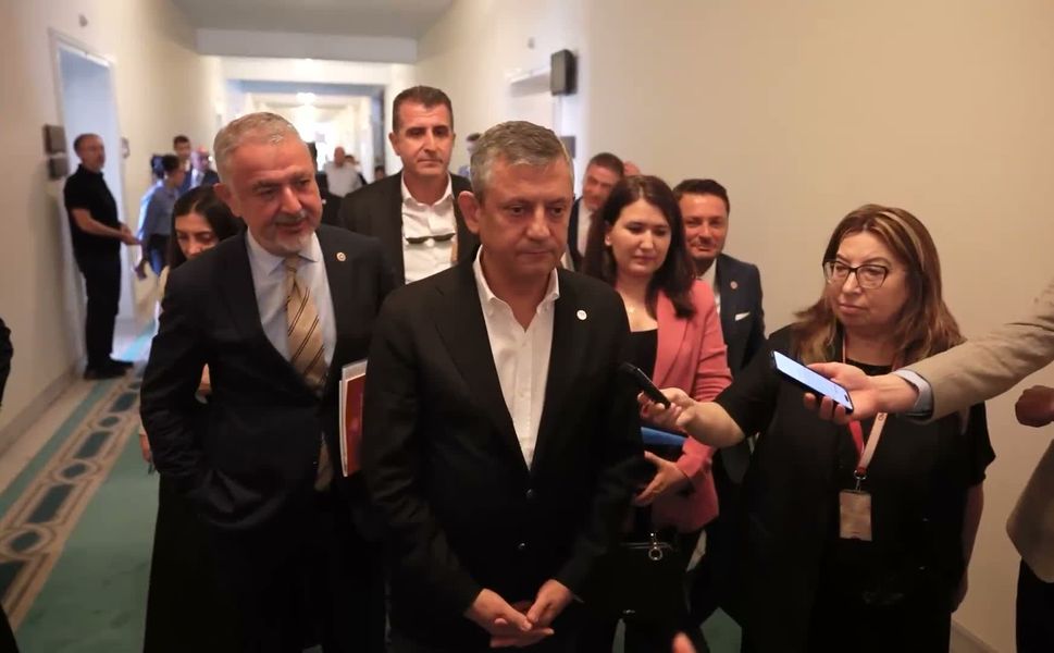 Özgür Özel TBMM'de Rest Çekti: "Kanun Teklifine İmza Atma Niyetimiz Yok!"