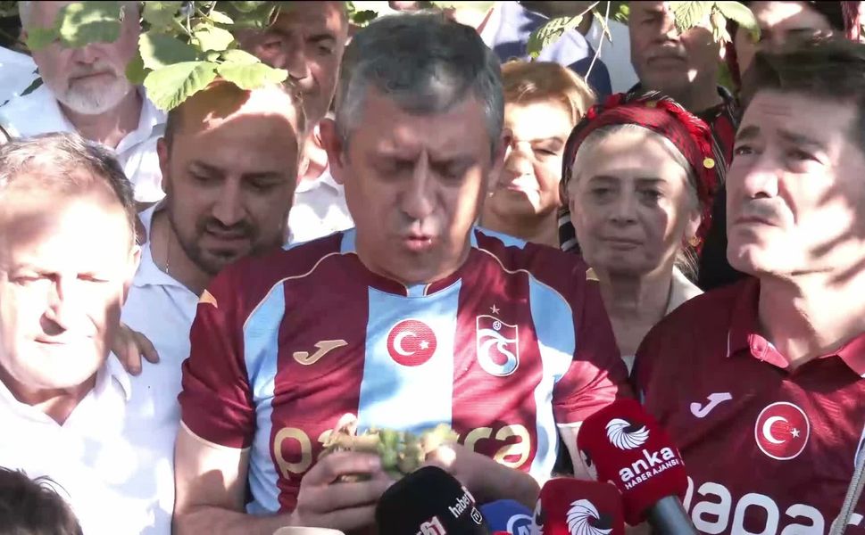 Trabzon'da Fındık Toplayan Özgür Özel'den Taban Fiyat Tepkisi: "Milli Servet Çarçur Ediliyor!"