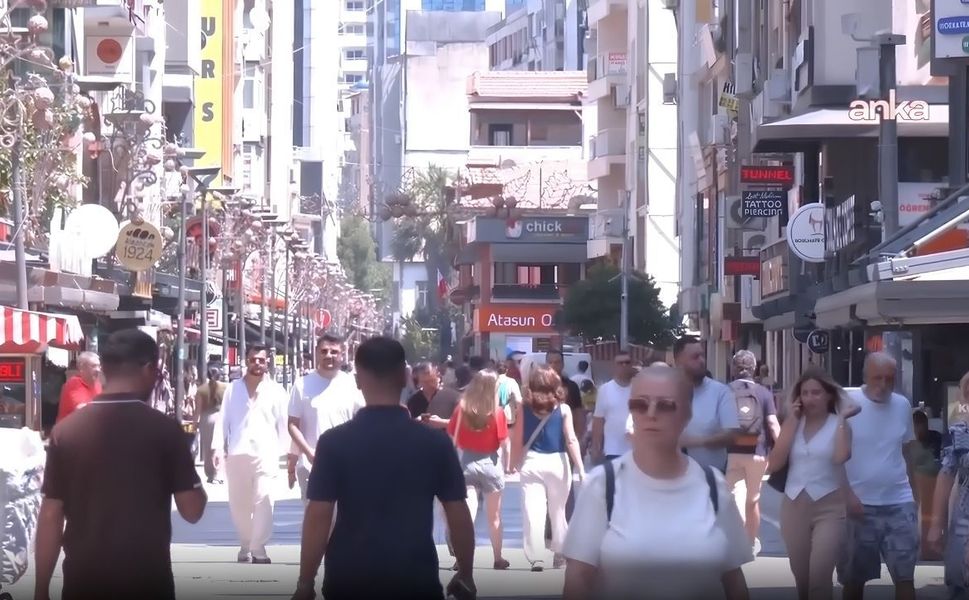 Üniversiteliler Gelecek Kaygısında: "Hem Okuyup Hem Çalışmak Zorundayız!"