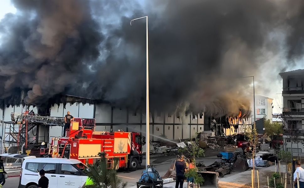 Malatya'da Deprem Konutları Şantiyesinde Yangın: Bitişik Nizam Koğuşlar Alev Alev Yandı!