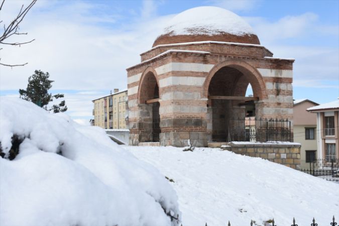 <p>Malatya'nın Battalgazi ilçesindeki tarihi camiler, kümbet, kervansaray ve medrese kar ile beyaz örtüyle kaplandı.</p>
</p>