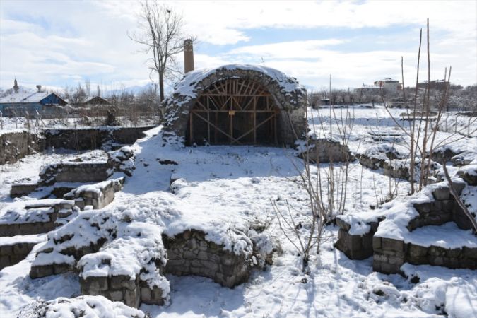 <p>Selçuklular döneminde yapıldığı değerlendirilen Kanlı Kümbet, 17. yüzyılın sonlarında inşa edilen Sıddı Zeynep ile Osmanlı döneminde 1573'te yapılan Akminare Camisi karla kaplandı.</p>
</p>