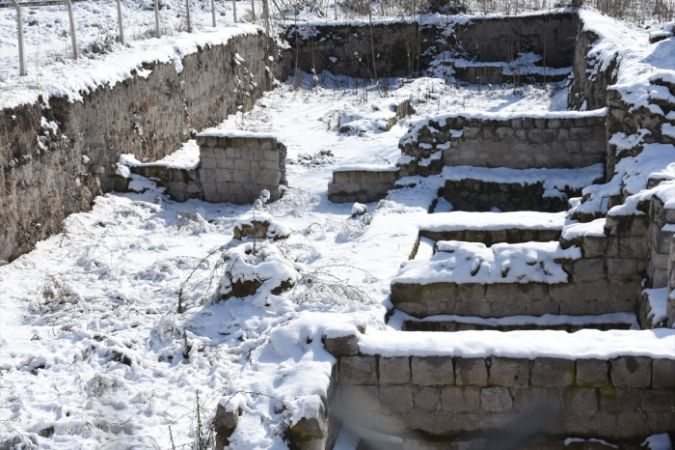 <p>1363-1376 tarihlerinde yaptırılan Şahabiyye-i Kübra Medresesi'nin kazı alanını beyaz örtüye bürüyen kar, Silahtar Mustafa Paşa Kervansarayı'nın avlusunda da güzel görüntüler oluşturdu.</p>
</p>