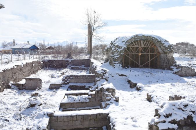 <p>Vatandaşlar, karla kaplı tarihi mekanlarda fotoğraf çektirdi.</p>
</p>