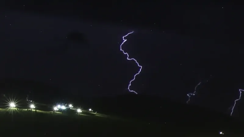 Kars'ta şimşekli gece