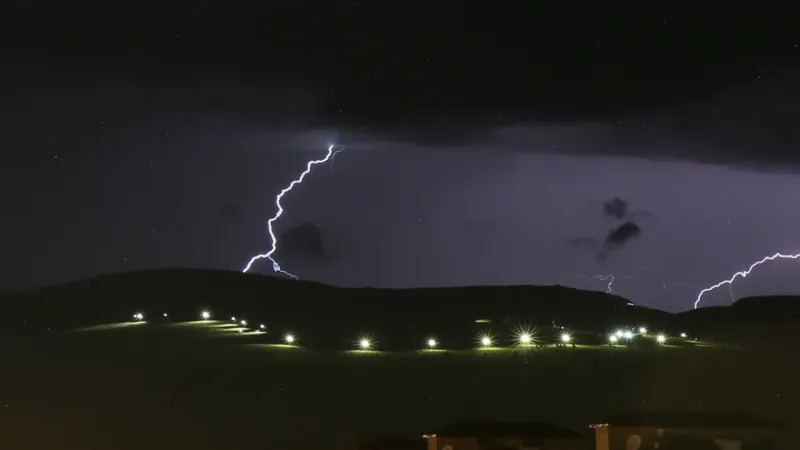 Kars'ta şimşekli gece